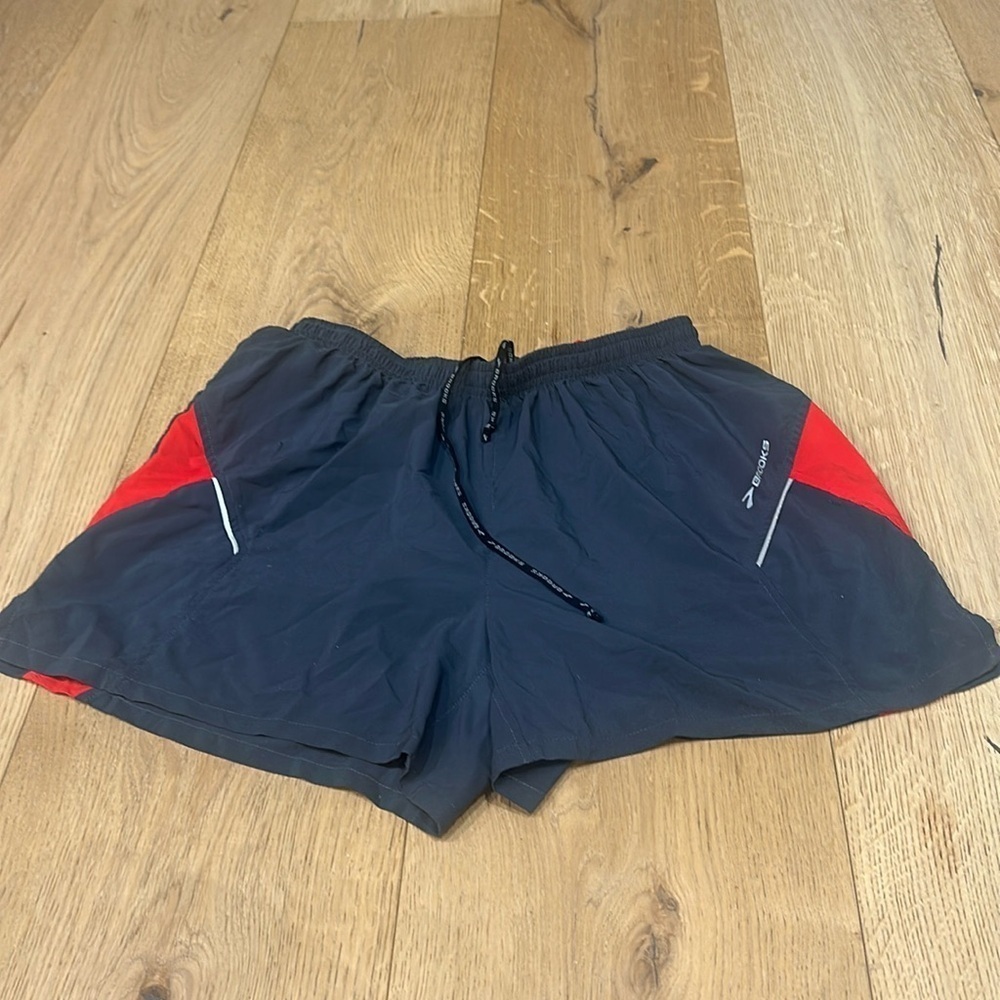 Brooks men’s shorts Medium gray red